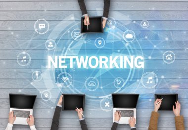 NETworking Insciption, sosyal ağ konsepti ile toplantı yapan bir grup insan