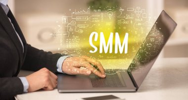 SMM kısaltması, modern teknoloji konsepti ile yeni modern bilgisayarlar üzerinde çalışıyoruz.