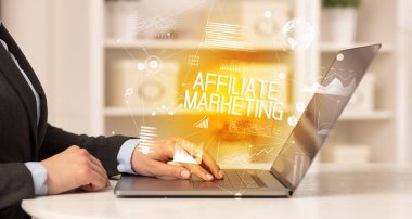 AFFILIATE MARKETING yazıt, modern iş konsepti ile çalışan bir iş adamının yan görünümü