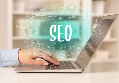 SEO kısaltması, modern teknoloji konsepti ile yeni modern bilgisayarlar üzerinde çalışıyoruz.