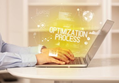 Optimisyon Prosedürü yazıtları ve modern iş konseptiyle çalışan bir iş adamının yan görüntüsü