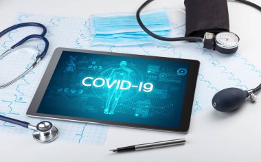 COVID-19 yazıtlı tablet bilgisayar ve doktor araçları, koronavirüs kavramı