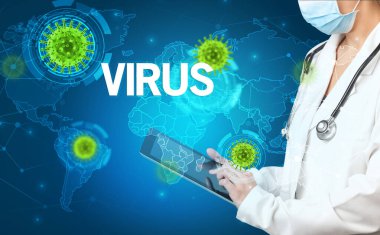 Doktor, VIRUS yazıtları ve viroloji konseptiyle tıbbi kayıtları dolduruyor.
