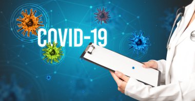 Doktor COVID-19 yazıtlı bir reçete yazar, salgın konsepti