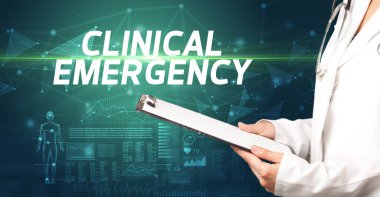 Doktor panoya CLINICAL EMERGENCY yazıtları, tıbbi tanı kavramı içeren notlar yazar