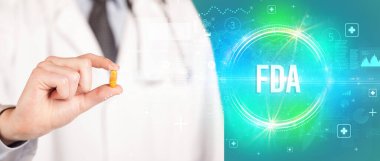 FDA kısaltması, virüs bilimi konsepti olan bir doktor sana ilaç veriyor.