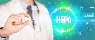 Bir doktorun HepA kısaltması, viroloji konsepti olan bir hap verdiği yakın plan.