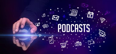 PODCASTS yazıtları ve sosyal medya konseptiyle el ele tutuşmak