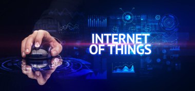 El ele tutuşan kablosuz kablosuz internetteki şeyler yazı, modern teknoloji konsepti