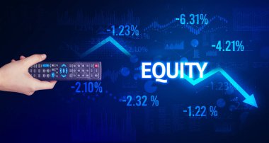 Erkek eli kablosuz çevre ile eşitlik yazılı, modern iş konsepti
