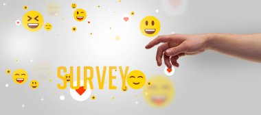 SURVEY yazıtlarına, sosyal medya kavramına işaret eden kırpılmış ellerin yakın çekimi