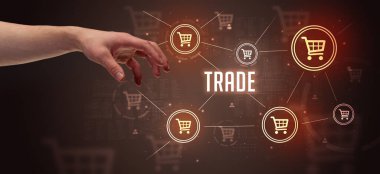 TRADE yazıtlarına işaret eden kırpılmış ellerin yakın çekimi, çevrimiçi alışveriş kavramı