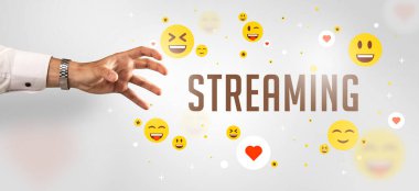 Kesilmiş ellerin yakın çekimi STREAMING yazıtına, sosyal medya kavramına işaret ediyor