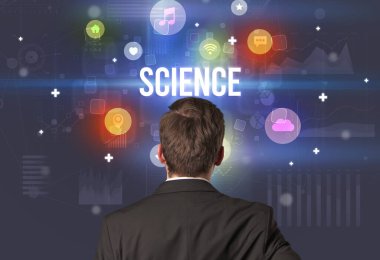 Bilimsel yazıtlara ve modern teknoloji kavramına sahip bir iş adamının arka görüşü