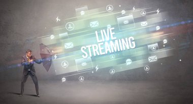 LIVE STREAMING yazıtlarından şemsiye ile yakışıklı iş adamı savunması, yeni çağ medya kavramı