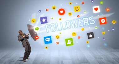 FOLLOWERS yazıtları, sosyal ağ konsepti şemsiyesi ile yakışıklı iş adamı savunması