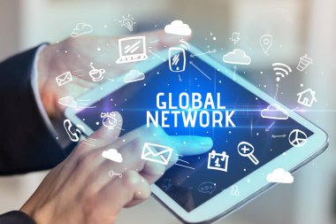 GLOBAL NETWorK yazıtları ile Sosyal Ağ Kullanan Bir Kişinin Yakın Çekimi