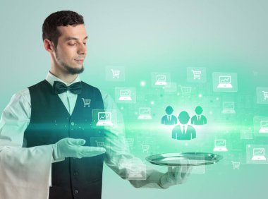 Genç garson iş adamı ikonlarını tepside sunuyor, yeni iş modeli konsepti