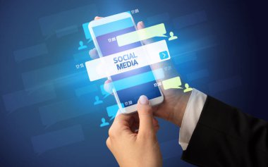 SOCIAL MEDIA yazıtlı, sosyal ağ kavramlı akıllı telefondan kadın el yazısı