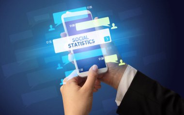 SOSYAL STATISTICS yazıtları, sosyal ağ konsepti ile akıllı telefonda yazan kadın el yazısı