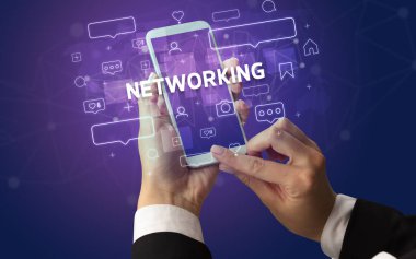 NETworking yazıtlı, sosyal medya kavramlı akıllı telefondan kadın eli yazma