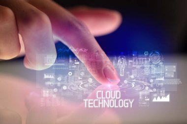 Web teknolojisi simgeleri ve Cloud Technology yazıtlarıyla parmak değdirme tableti