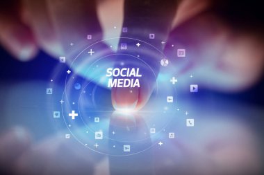 Sosyal medya simgeleri ve Sosyal Medya ile parmak dokunma tablet