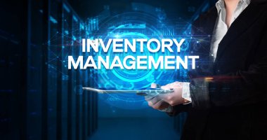 Tablet üzerinde çalışan genç iş adamı ve yazıyı gösteriyor: MÜZİK, iş konsepti