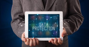 Tablet üzerinde çalışan genç iş adamı dijital işareti gösteriyor: Veri Protokolü