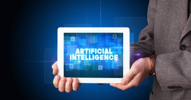 Tablet üzerinde çalışan genç bir iş adamı ve yazıyı gösteriyor: ARTIFİKA KURUMLARI