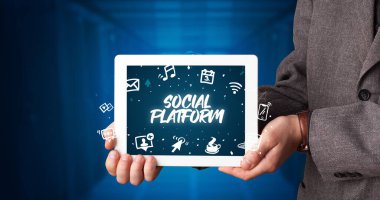 Tablet üzerinde çalışan genç iş adamı ve yazıyı gösteriyor: SOSYAL PLATFORM