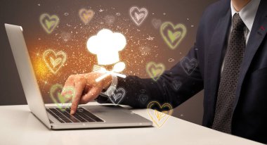 Ekrandan çıkan çorba ikonlarıyla internette yemek tarifleri aranıyor.