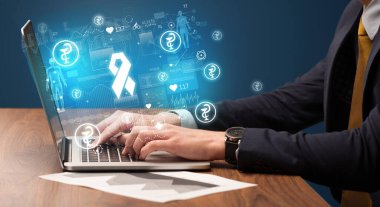 Ekrandan çıkan göğüs kanseri simgeleriyle ilgili tıbbi sorunlar için internette el taraması