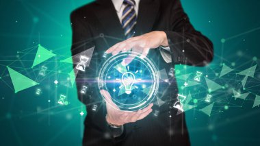 Ampul ikonu olan iş adamlarının elindeki çözüm konsepti, yaratıcı iş stratejisi planı