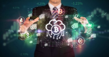 Bitcoin 'i bulut sembolü ve yatırım konseptinde tutan iş adamı
