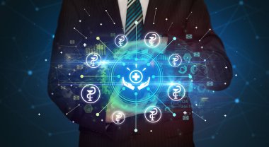 Güçlü bir sağlık ikonu, sağlık hizmeti konseptini tutan zarif bir el.