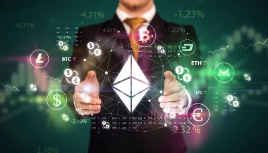 İş adamı ethereum sembolü ve yatırım konseptini elinde tutuyor
