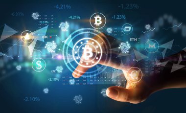 İş adamı, multimedya dokunmatik ekran fütüristik konseptinde bitcoin sembolünü elle bastırıyor