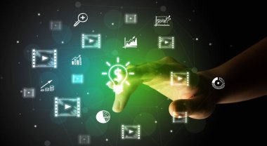 İş adamı parmağı ekran multimedya arayüzüne dokunuyor bir dolar işareti simgeli el feneri ile çizilmiş fütüristik konsept