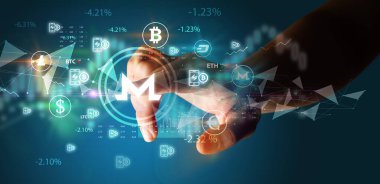 İş adamı, multimedya dokunmatik ekran fütüristik konseptinde monero sembolünü elle bastırıyor