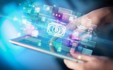 Bitcoin nakit ikonları içeren tablet kullanan bir elin yakın çekimi, dijital para birimi konsepti