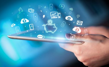 Elle çizilmiş domuz kumbarası ikonlarıyla bir dokunmatik ekran yakın plan, dijital dönem konsepti