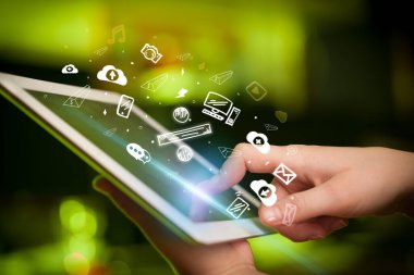 Elle çizilmiş yüzde simgeleriyle bir dokunmatik ekran yakın plan, dijital dönem konsepti