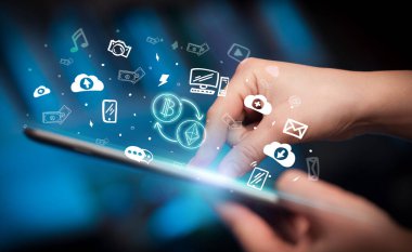 Elle çizilmiş kripto döviz simgeleriyle bir dokunmatik ekran yakın plan, dijital dönem konsepti