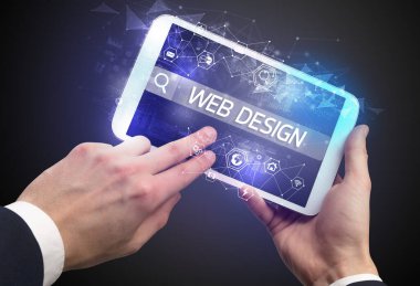 Web 'de arama yapan bir tabletin yakın plan görüntüsü DESIGN yazıtları, yüksek teknoloji bilgisayar kavramı