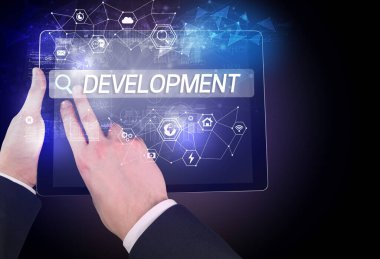 DEVELOPMENT yazıtları, yüksek teknoloji hesaplama kavramını arayan bir tabletin yakın plan görüntüsü