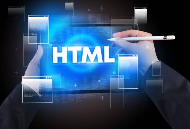 HTML kısaltmalı el ele tutuşma tabletinin yakın çekimi, modern teknoloji kavramı