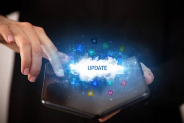 Güncelleme ve teknoloji kavramını içeren katlanabilir bir akıllı telefon tutan iş adamı