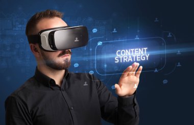 İçerik Stratejisi, sosyal ağ kavramına sahip Sanal Gerçeklik gözlükleriyle bakan iş adamı