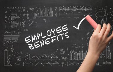 El çizimi EMPLOYEE BENEFITS yazı tahtada beyaz tebeşir, yeni iş konsepti